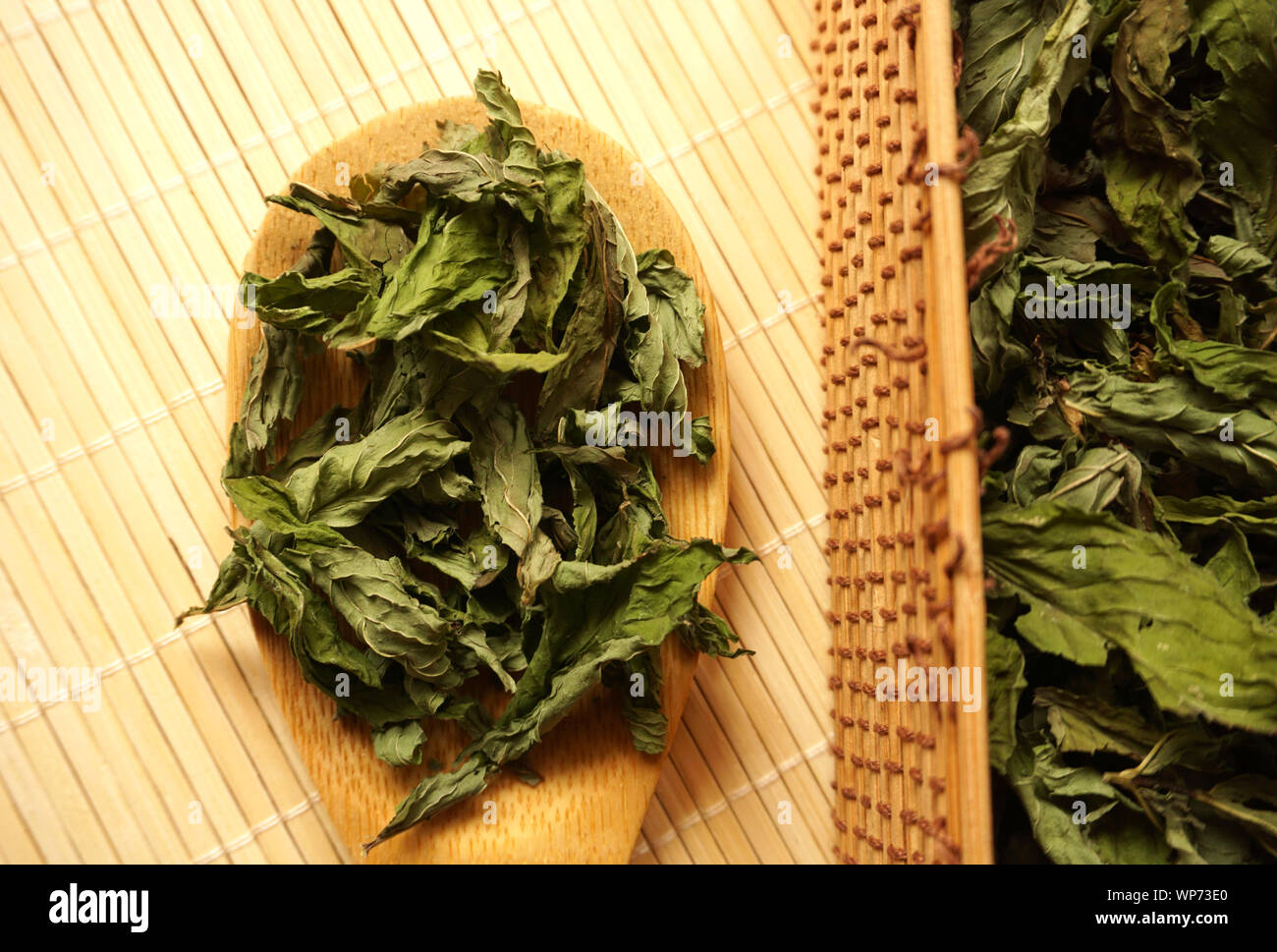 Feuilles de menthe poivrée séchée et naturel de thé dans une cuillère de bois séchées bio, feuille de menthe Banque D'Images