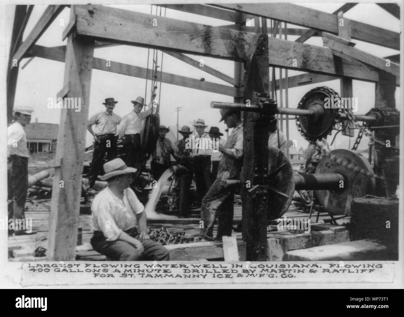 Plus grand bien de l'eau qui coule en Louisiane, s'écoule 400 gallons par minute foré par Martin & Ratliff de Saint-Jean Tammanny Ice & MFG Co. Banque D'Images