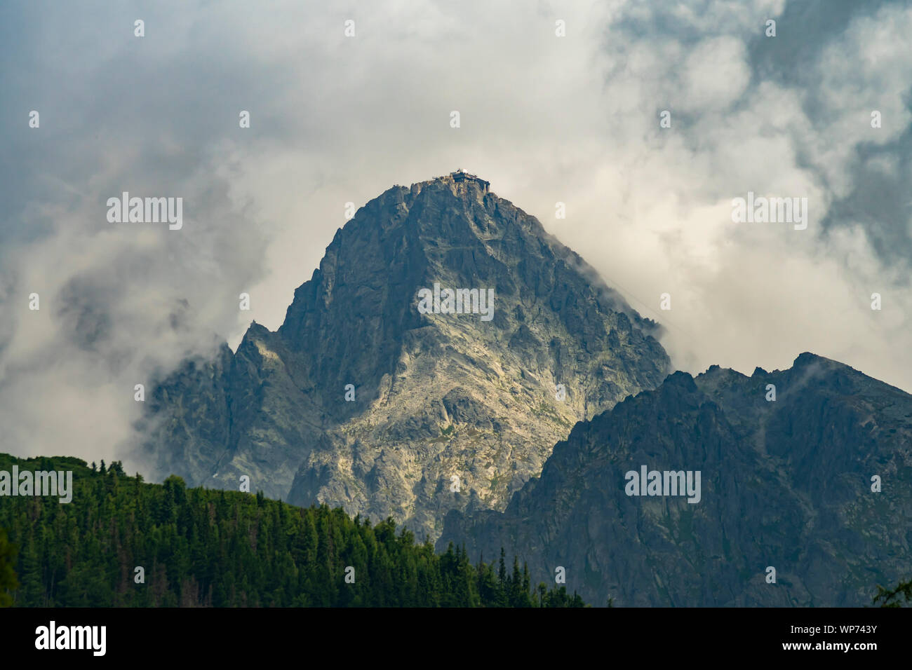 Lomnica Peak (Lomnicky stit - 2634 m) dans les nuages des montagnes Tatra. Slovaquie, Europe. Banque D'Images