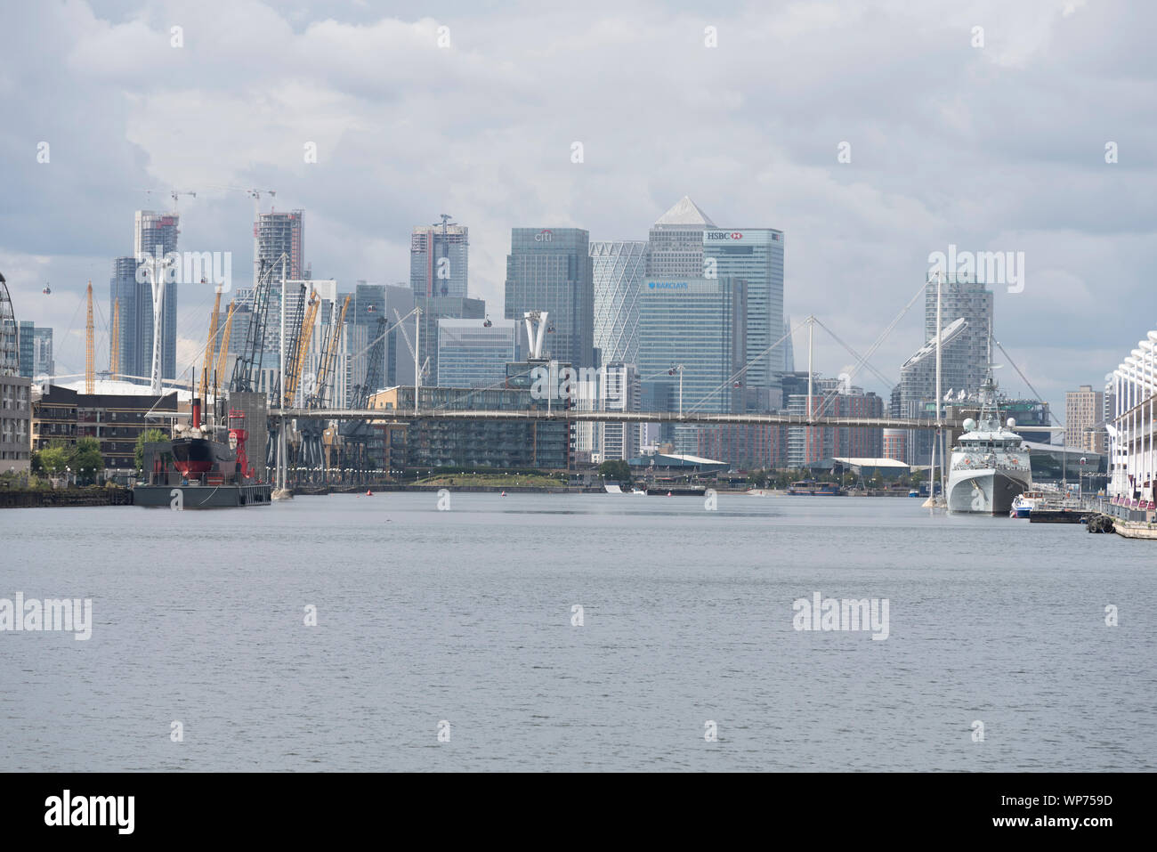 Les navires de la Marine royale à la défense et sécurité internationale de l'équipement Foire aux armements dees trade show, ExCel, Londres, Royaume-Uni. Secteur bancaire des bâtiments de la ville Banque D'Images