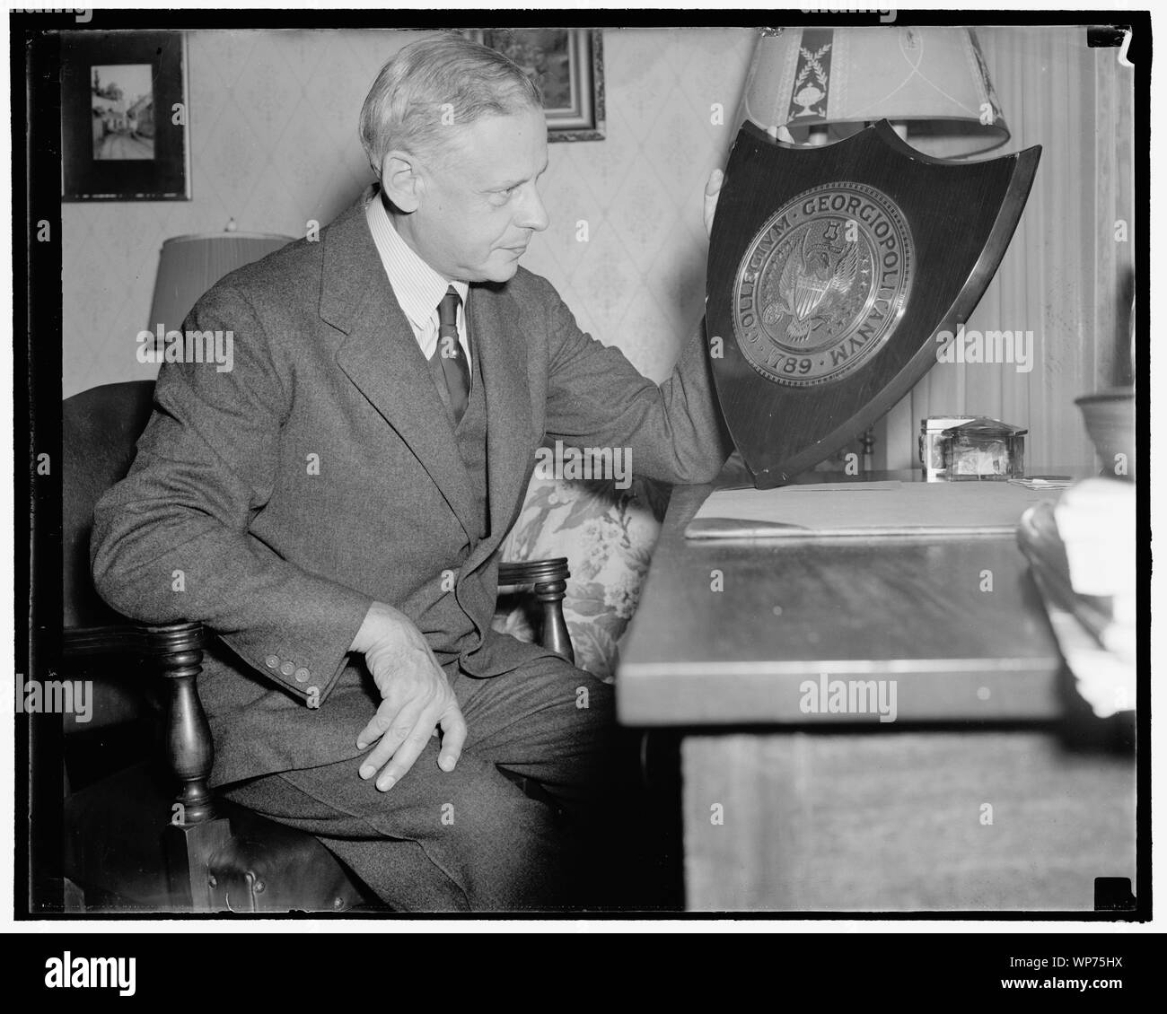 Dernière Ministre autrichien à donner des conférences à l'Université de Georgetown. Washington, D.C., le 20 septembre. Edgar L.G. Prochnik, dont la longue carrière de ministre de l'Autriche auprès de l'United States a pris fin lorsque Hitler absorbé son pays dans le Reich allemand, va enseigner et donner des conférences à l'Université de Georgetown School of Foreign Commerce ce terme. Un homme sans pays après 40 ans dans le service diplomatique, Prochnik a déjà mis fin à son service auprès de l'ambassade d'ici. Il n'aurait pas commenter le rapport qu'il allait prendre la citoyenneté américaine. Prochnik est photos avec une plaque présenta Banque D'Images