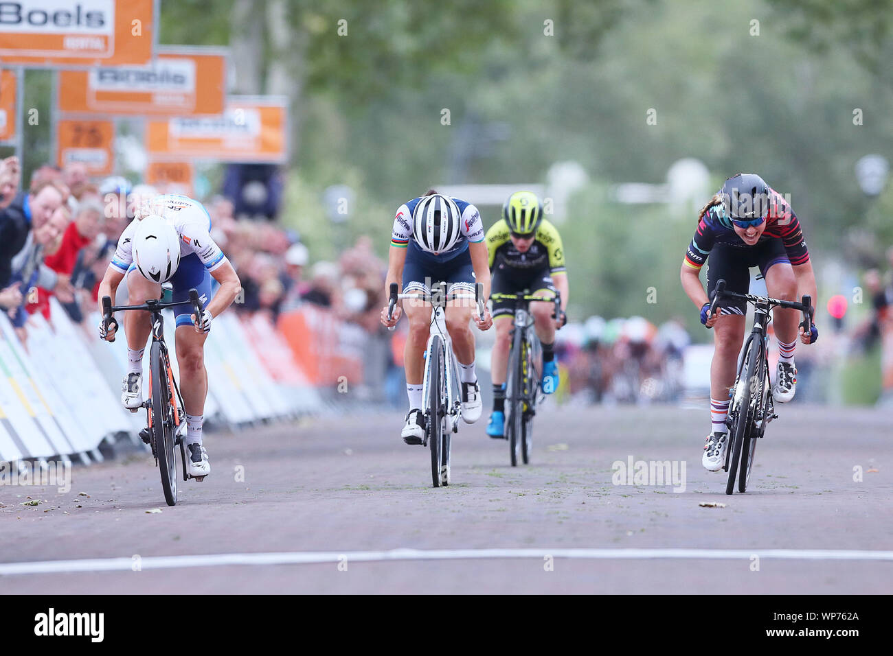 NIJVERDAL - 06-09-2019, randonnée à vélo, Boels Mesdames Tour, Etappe 3, Lisa Klein remporte le sprint de Amy Pieters Banque D'Images