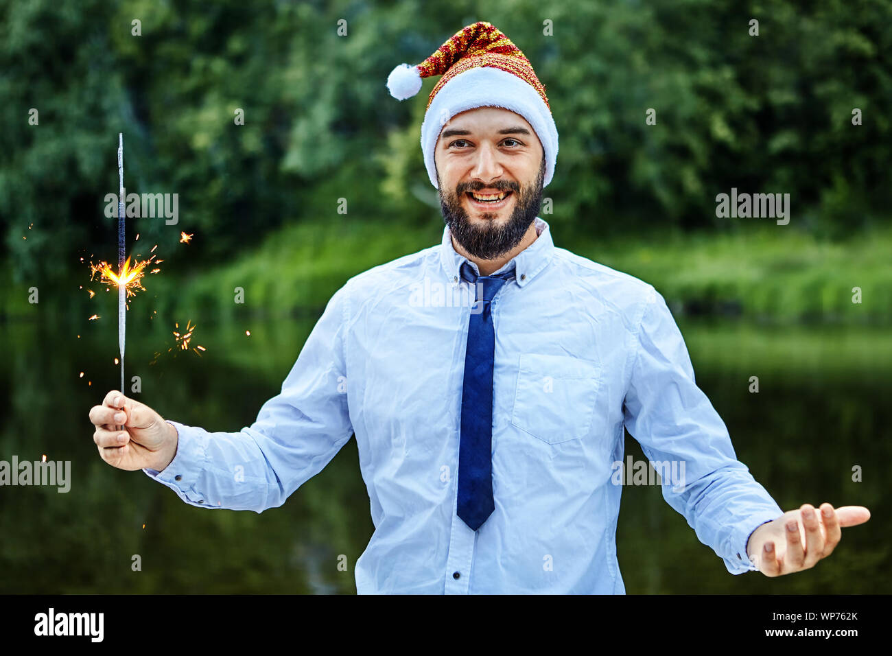 Un employé de bureau ou cheerful businessman, un collier blanc est la tenue d'un Bengale gravure bougie dans sa main. Sur la tête d'un jeune homme est un drôle de Christma Banque D'Images