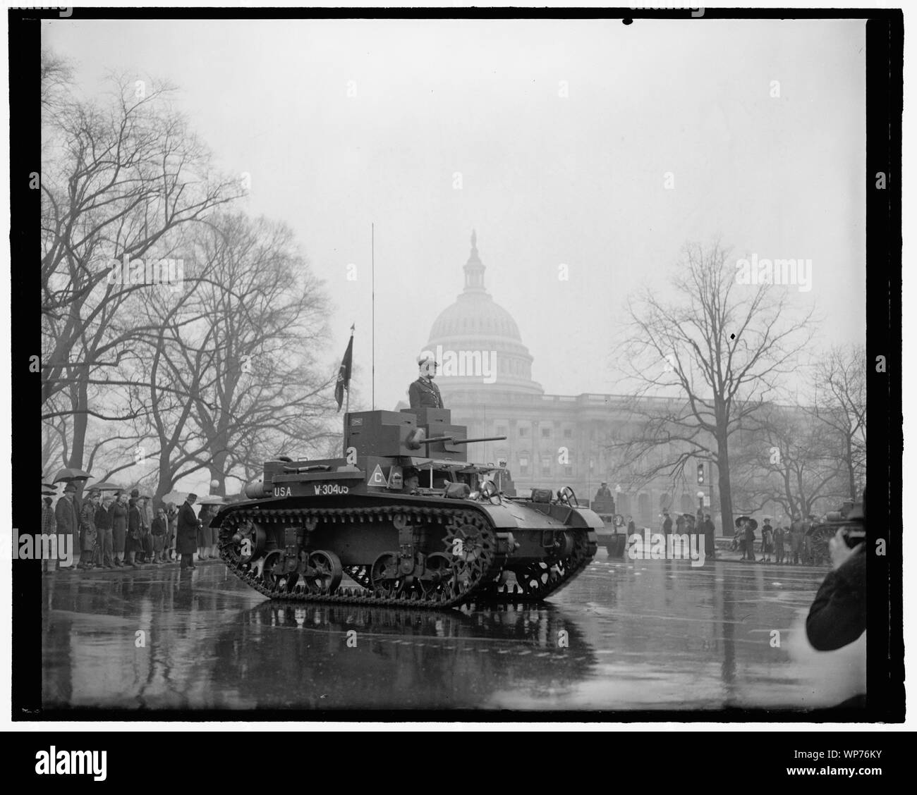 Derniers types de réservoirs rumble passé le Capitole à l'Armée Day Parade annuelle. Washington, D.C., 6 avril. Souvenirs de la guerre mondiale ont repris aujourd'hui que les derniers types de réservoirs, précédé par des soldats et des anciens combattants, 20,00 ont défilé devant la capitale américaine dans le défilé de l'armée chaque année qui marque le 22e anniversaire de l'Amérique dans la guerre mondiale. Des milliers ont bravé une pluie diluvienne pour voir la parade. 4-6-39 Banque D'Images