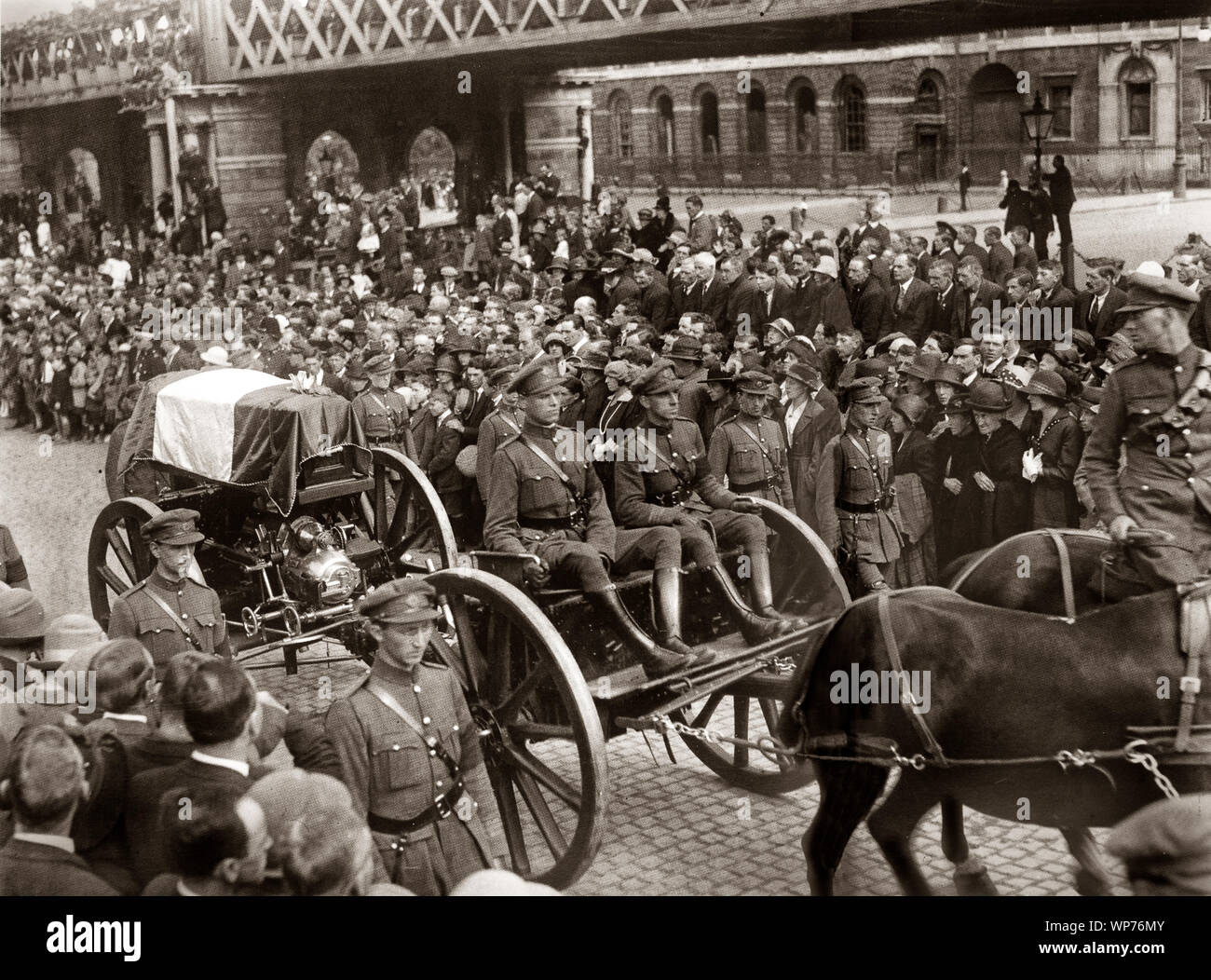 Le 22 août 1922 Michael Collins a été tué dans une embuscade à Béal na mBláth en dehors de Liège. Il a été enterré dans le cimetière Glasnevin, le 28 août 1922. Son cercueil sur un affût de canon tiré par des chevaux, tirées par des soldats de l'État libre sur l'transmet Gardiner Street abaisser en dessous de la Liffey Viaduc pont de chemin de fer le 28 août 1922. Banque D'Images
