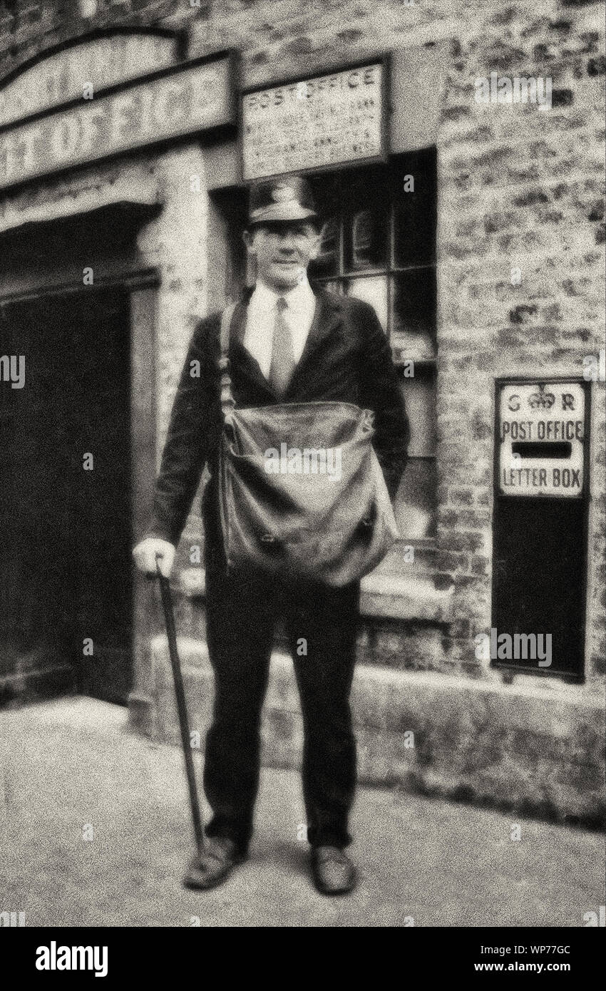 'Simon Evans 1895 - 1940), un facteur avec le GPO pour la plupart de sa courte vie a développé une réputation dans les années 30 comme un écrivain et animateur sur la vie du pays, en particulier dans et autour de Cleobury Mortimer, où il a vécu pendant 14 ans dans les régions rurales de l'Afrique du Shropshire. Son premier livre "autour du clocher tordu' a été le plus réussi d'adresses, et décrit son tour le long de la rivière Rea. Il a pris l'jobto respiratoires soulager blessures subies lors gazé pendant la Première Guerre mondiale, cependant il est mort de maladie en 1940. Son tour est commémoré par le 'Simon Evans Way' chemin longue distance. Banque D'Images