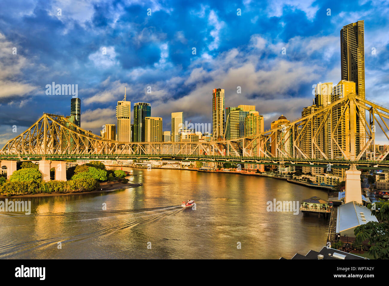 Histoire pont sur la rivière de Brisbane à Brisbane City en face de CBD des tours d'affaires et vacances towers sous blue cloudy sky et de passagers Banque D'Images