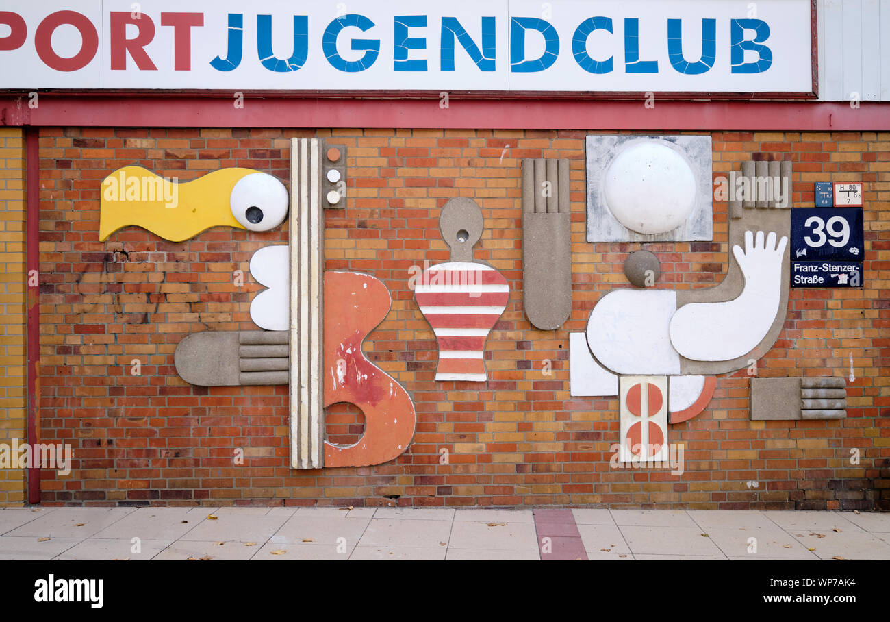 Montage mural pop art par Hans Ticha sur Club de jeunes dans la région de Berlin Marzahn Banque D'Images