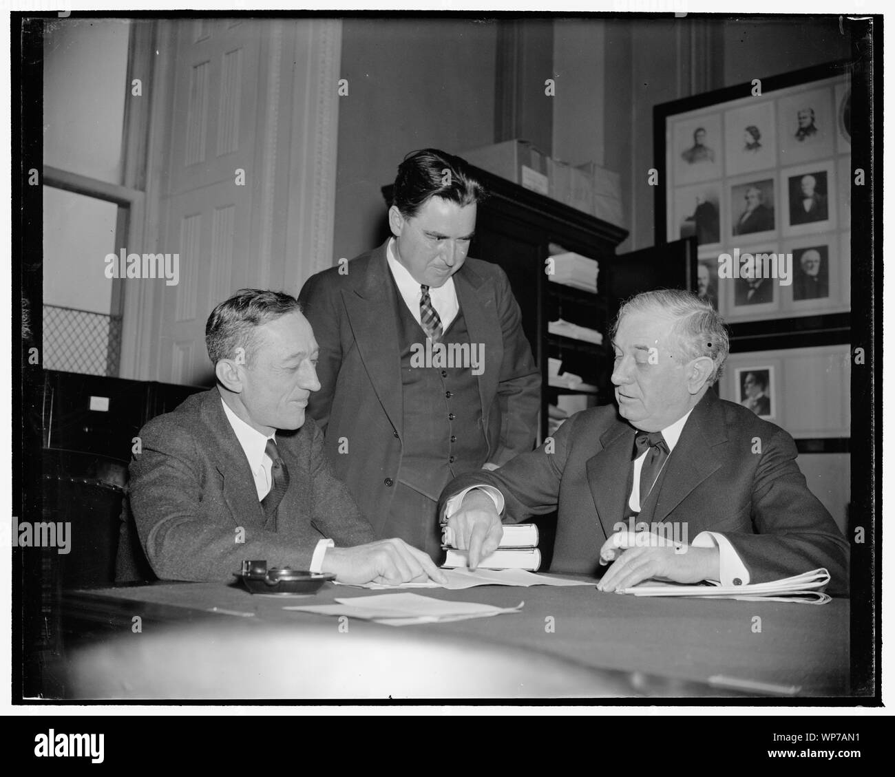 Avocat pour l'ex-sénateur Berry fait demande de payer avant que la Commission judiciaire. Washington, D.C., Jan.17. Représentant Tom Connolly, Carl A. Hatch, Hansel Proffitt, et Pat Harrison, représentant du Mississippi, à la réunion de la Commission Judiciaire du Sénat aujourd'hui. M. Proffitt est un avocat représentant George L. Berry, défait à l'élection au Sénat lors de la dernière élection dans le Tennessee, et affirme que son salaire ne peut être versée jusqu'à son successeur, Tom Stewart, a prêté serment. En vertu de la présente loi, un sénateur de rémunération est arrêté lorsqu'il est défait aux élections, 1/17/39 Banque D'Images