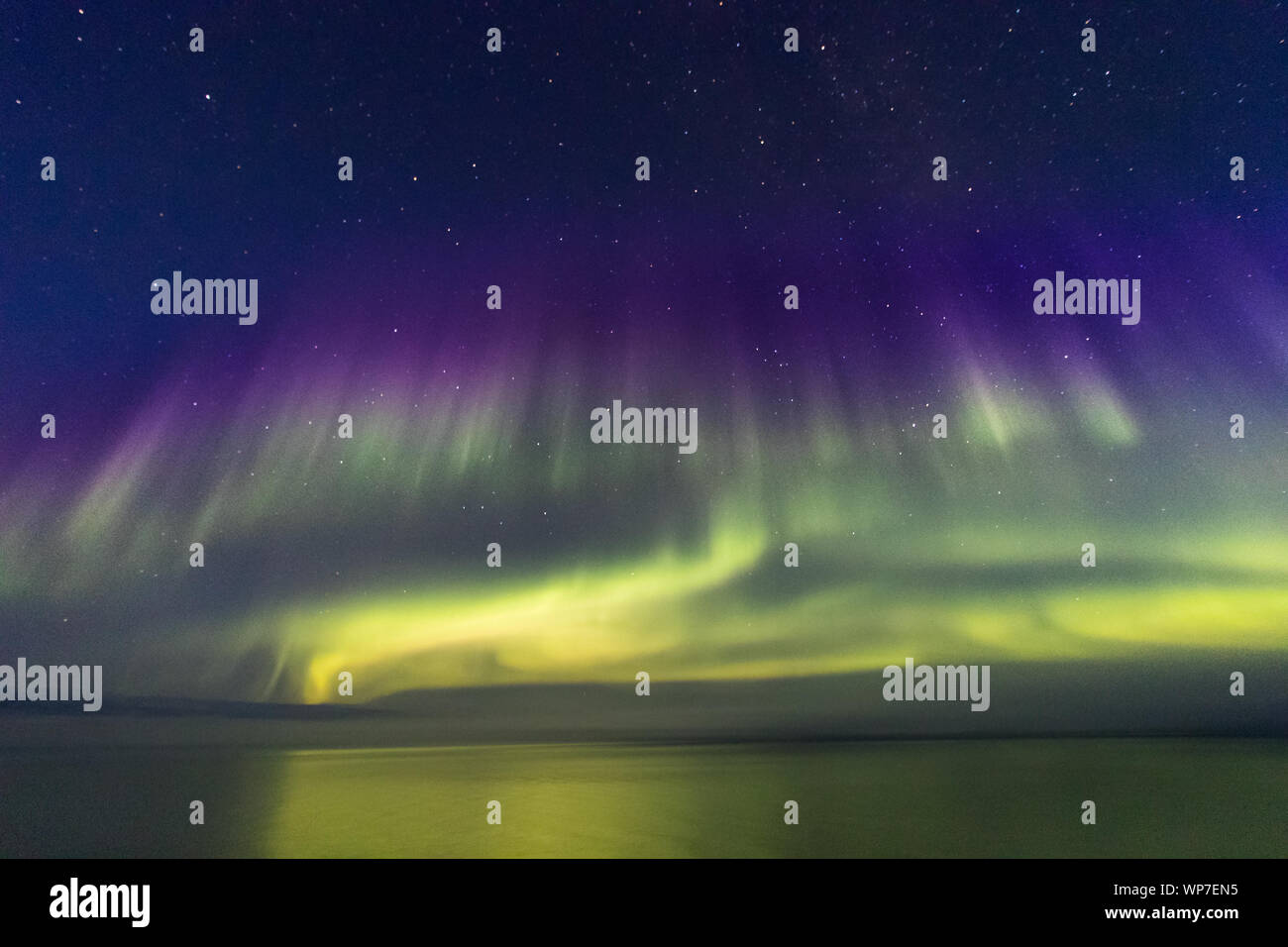 Feux de forêt boréale du nord en mer de Dame Richardson Bay, île Victoria, le passage du Nord-Ouest au Canada. Banque D'Images