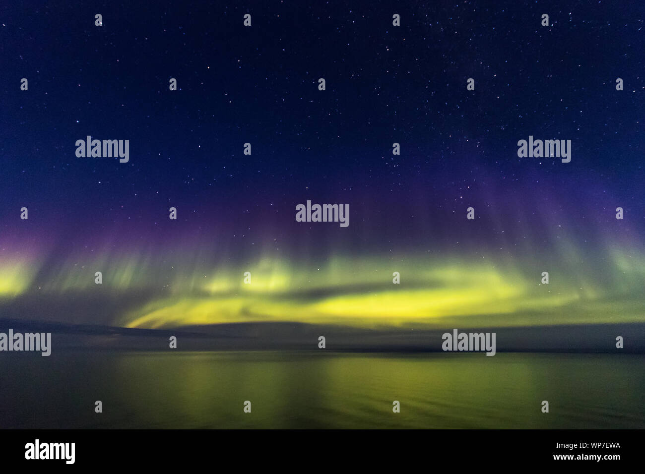 Feux de forêt boréale du nord en mer de Dame Richardson Bay, île Victoria, le passage du Nord-Ouest au Canada. Banque D'Images