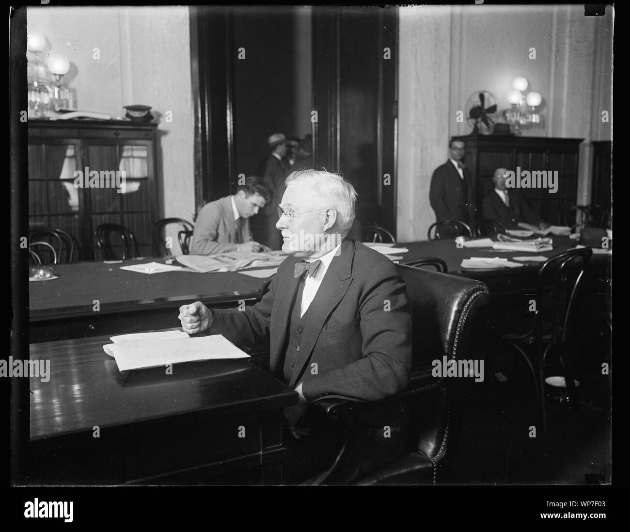 Témoin de premier plan de l'antichambre du Sénat de l'enquête. [...] Grundy, Président de l'Arizona [...] Association, a témoigné aujourd'hui devant [...] Comité sénatorial Hall, a déclaré qu'il est venu [...] Washington pour voir que la plate-forme républicaine [...] engageons s ont été promulguées dans le cadre de tarif législation. Je paye mes propres dépenses, a déclaré M. Grundy lorsque sur le stand Banque D'Images