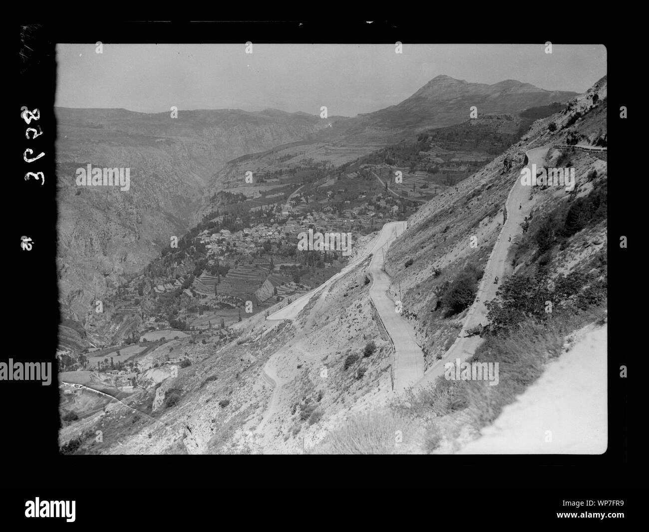 Le Liban. Ehden à Les Cèdres. La route en épingle à l'Institut des cèdres montrant Bsherreh et Wadi Kadisha Banque D'Images