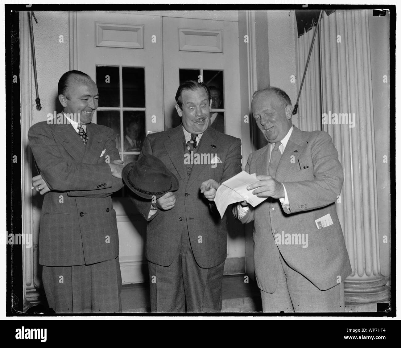 De gauche à droite ; George Durno, International News Service writer ; Lew Lehr, film comédien ; Karl Godwin, Washington Times Banque D'Images
