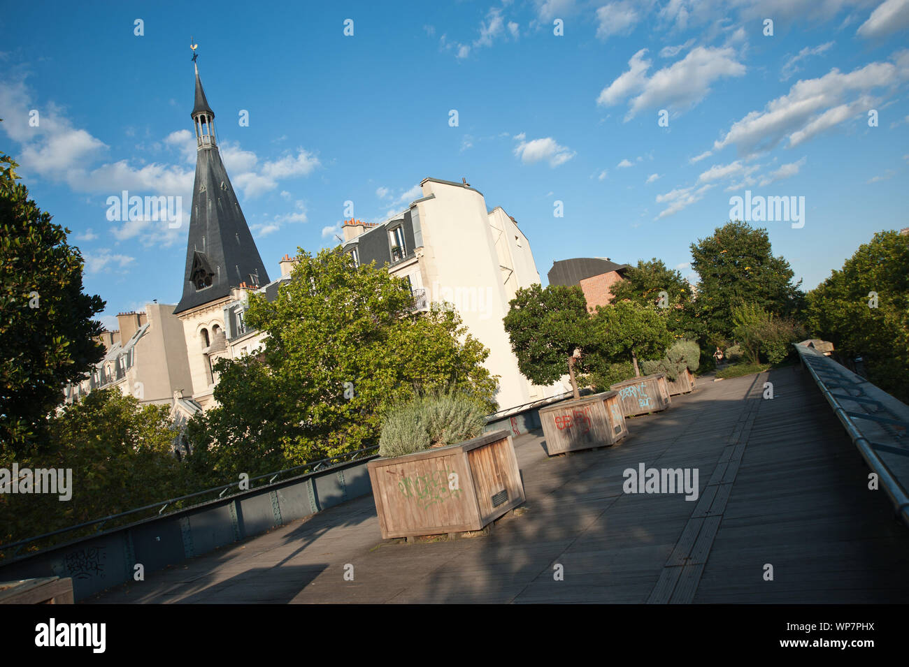 Die coulée verte René-Dumont qu'un 4,5 kilomètre langer, Parkwanderweg Entlang der zunächst der Avenue Daumesnil im 12. Arrondissement von Paris füh Banque D'Images