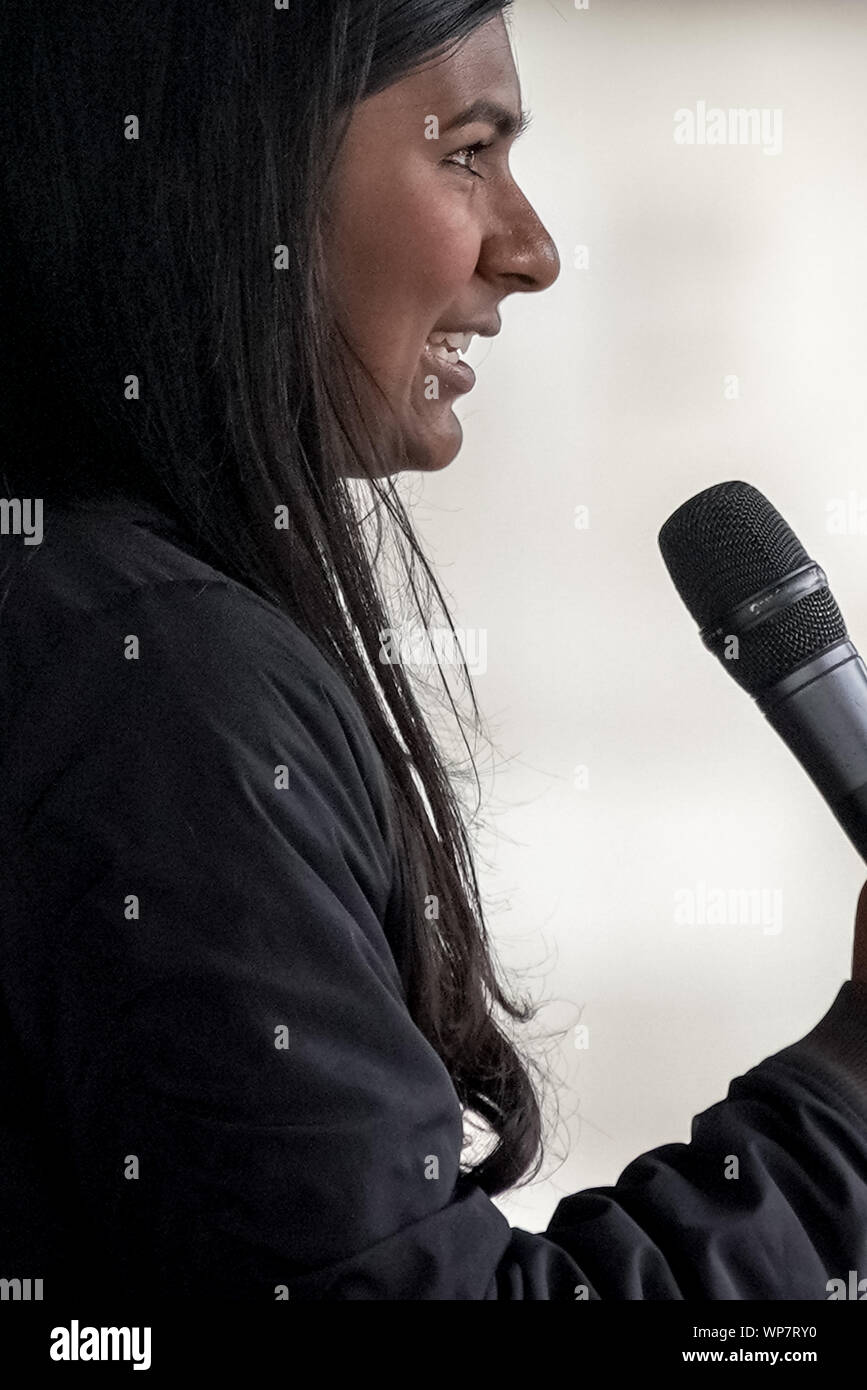 Londres, Royaume-Uni. 7 Septembre, 2019. Ash Sarkar activiste politique et rédacteur principal à Novara parle des médias à l'anti-Brexit fans pour "top Brexit' rassemblement à Whitehall. Crédit : Guy Josse/Alamy Live News Banque D'Images