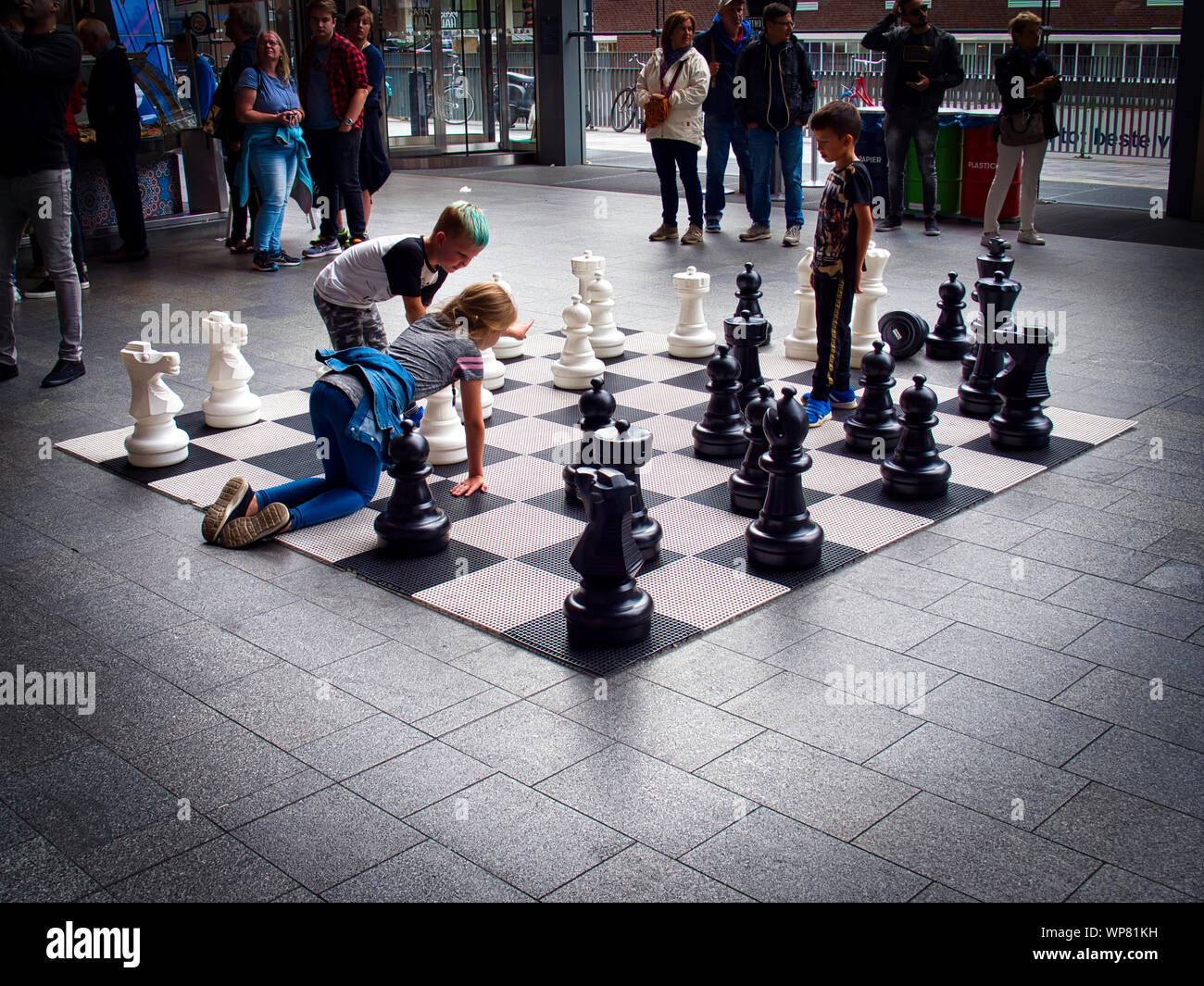 Enfants jouant aux échecs dans les rues. Banque D'Images