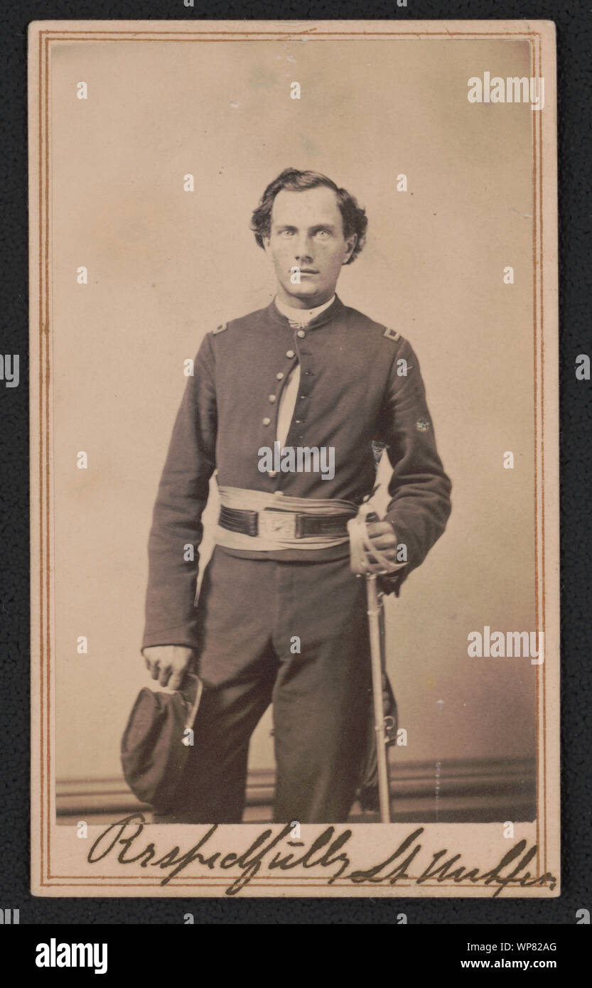 Le Lieutenant Andrew Nuhfer de Cos. A, G et K, 9e Régiment d'infanterie du Michigan en uniforme à l'épée] / J.H. Van Stavoren, Metropolitan Gallery, 53, rue College, Nashville, Tenn. Banque D'Images