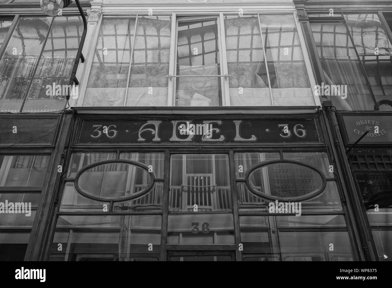 Die Passage Jouffroy ist eine überdachte Ladenpassage mit Glasdach aus der Mitte des 19. Jahrhunderts im 9. Arrondissement à Paris. 10-12 Rue M Banque D'Images