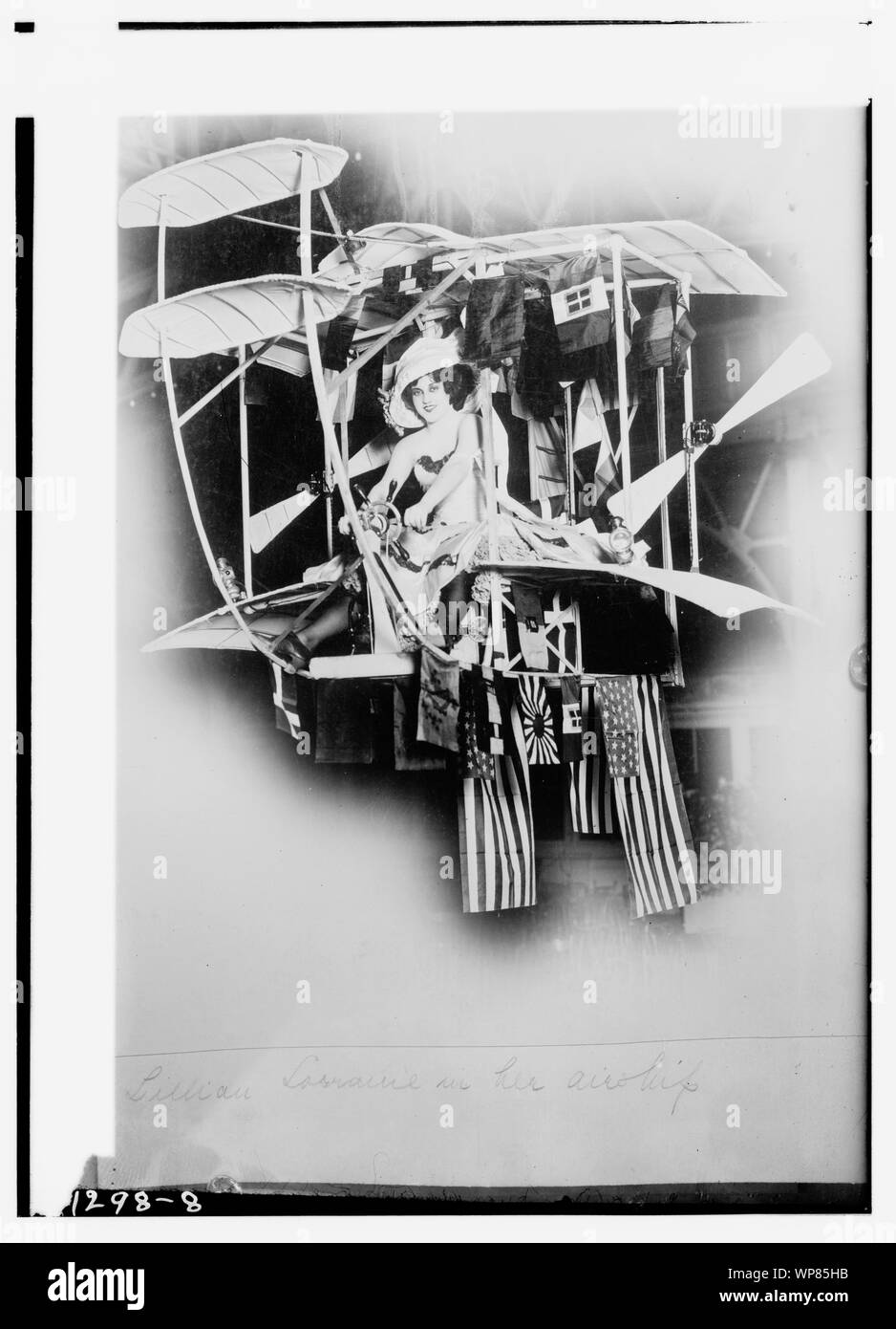 Lillian Lorraine dans son dirigeable Banque D'Images