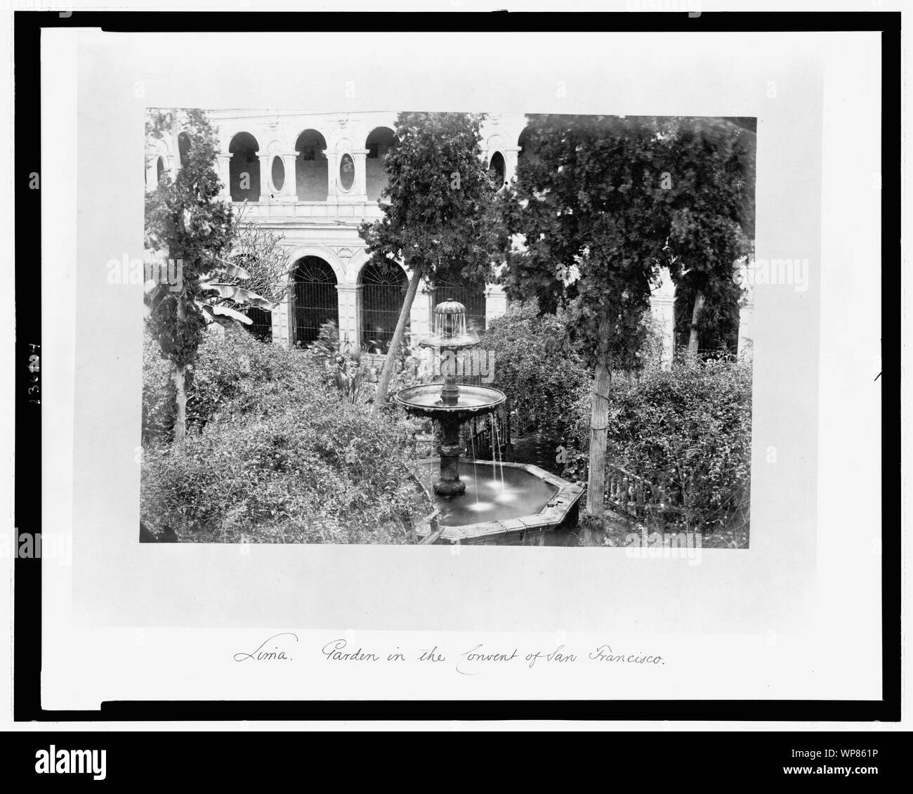 Lima. Dans le jardin du couvent de San Francisco Banque D'Images