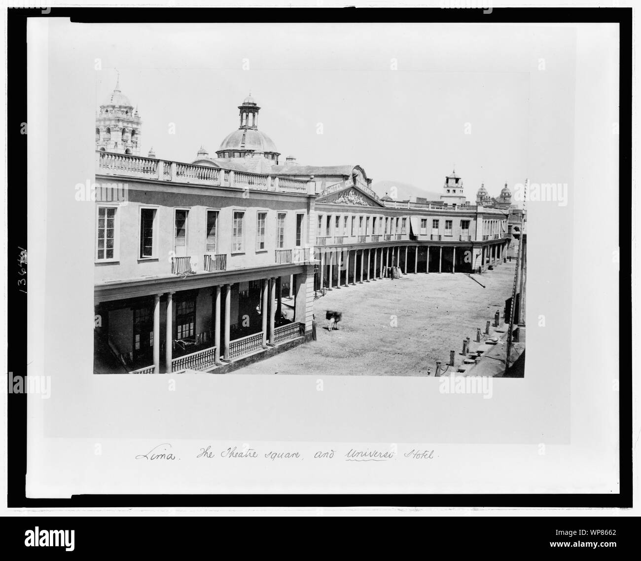 Lima. La place du théâtre et l'Hôtel Universo Banque D'Images