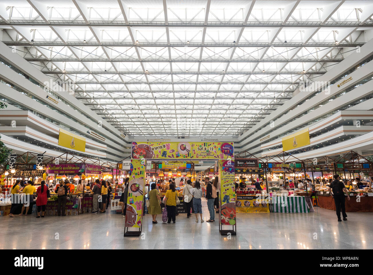 Bangkok - 11 juillet 2019 : marché de la nourriture et des vêtements dans le hall principal de gouvernement-23 Phethburi Road Soi 15 complexe. Banque D'Images