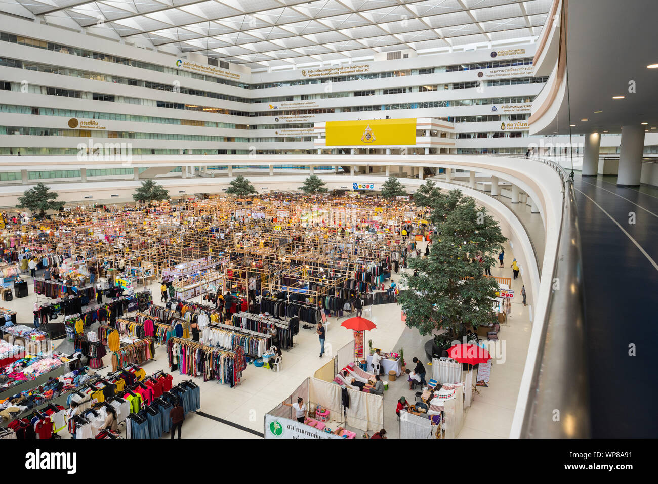 Bangkok - 11 juillet 2019 : la grande salle du Complexe du gouvernement-23 Phethburi Road Soi 15 occupé par un marché de la nourriture et des vêtements. Banque D'Images