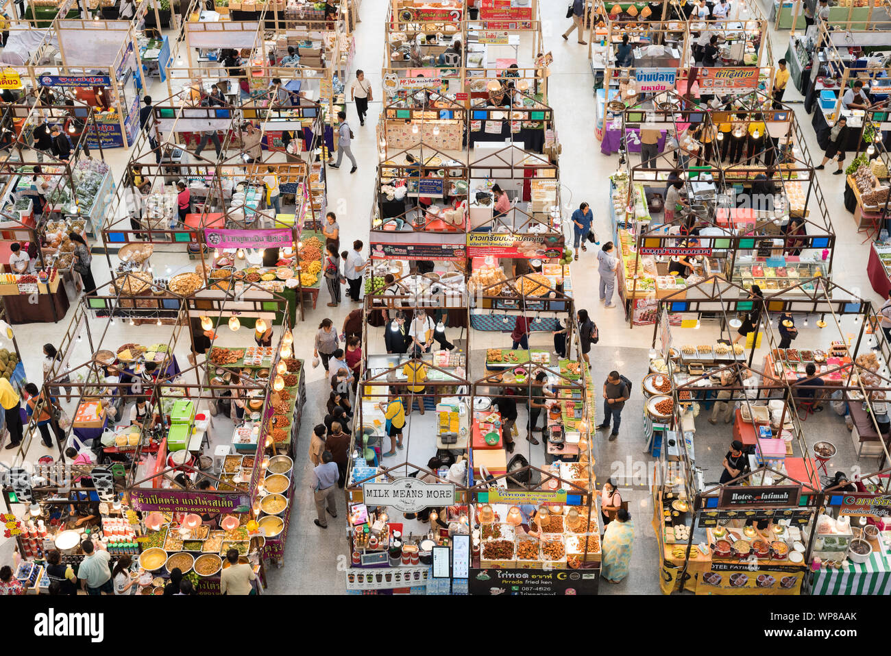 Bangkok - 11 juillet 2019 : le marché de l'alimentation dans le hall principal du complexe du gouvernement-23 Phethburi Road Soi 15. Banque D'Images