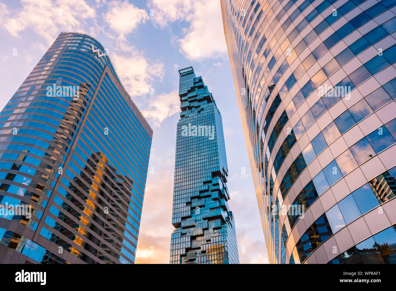 Bangkok, Thaïlande : King Power Mahanakhon gratte-ciel (au centre), appartenant à l'hôtel W Bangkok Marriott (à gauche), et Sathorn Square Office Tower (à droite) Banque D'Images