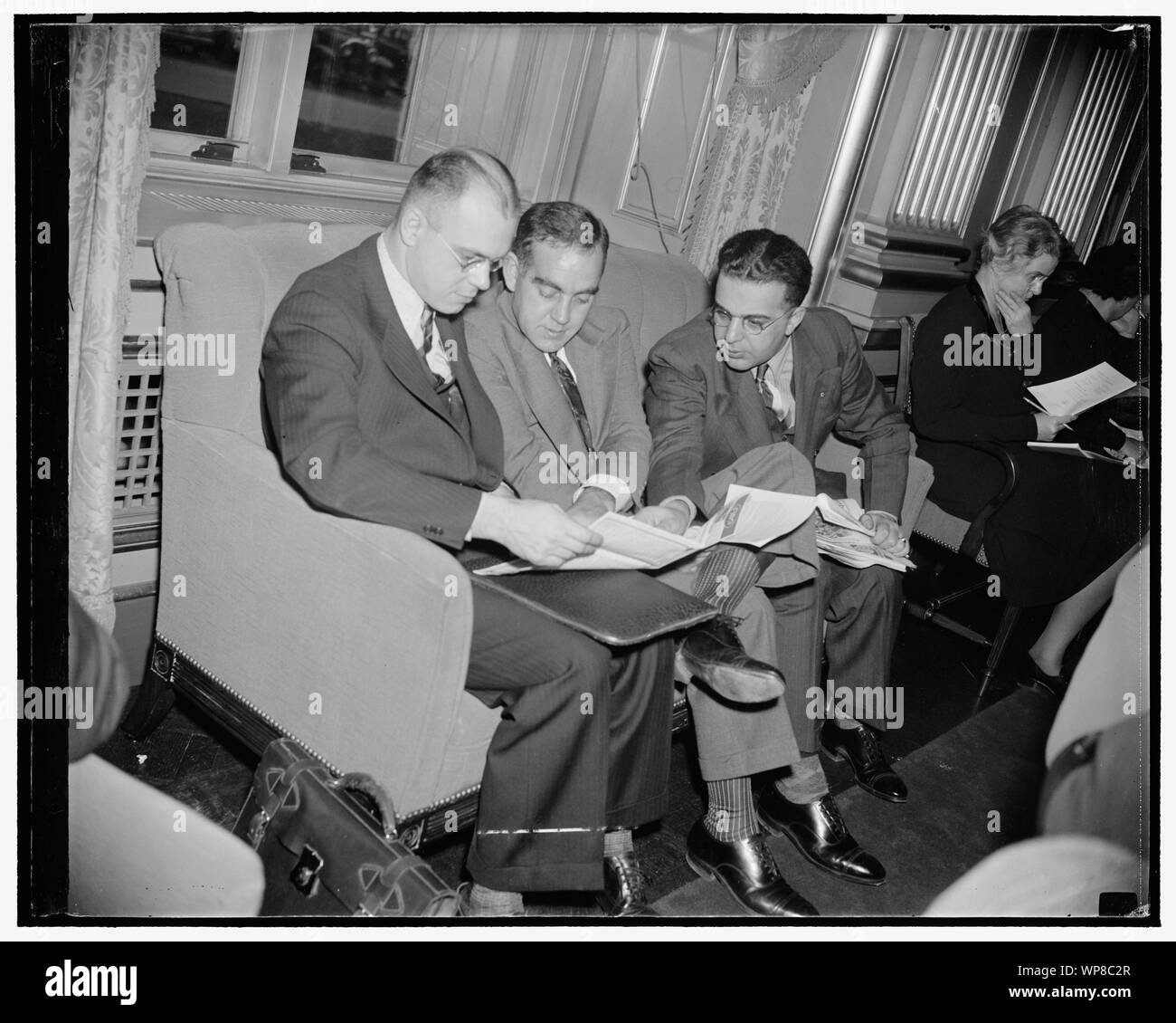 Lloyd J. Haney, Président, St. Paul Typographical Union, représentant le gouverneur élu Harold Stassen du Minnesota ; E.C. Burris, Helena Montana ; B.J. Dorsky, Président de la Fédération du travail du Maine, de Bangor, allons tous sur un plan de Washington avec un oeil à quelques visites touristiques au cours des périodes de respiration Banque D'Images