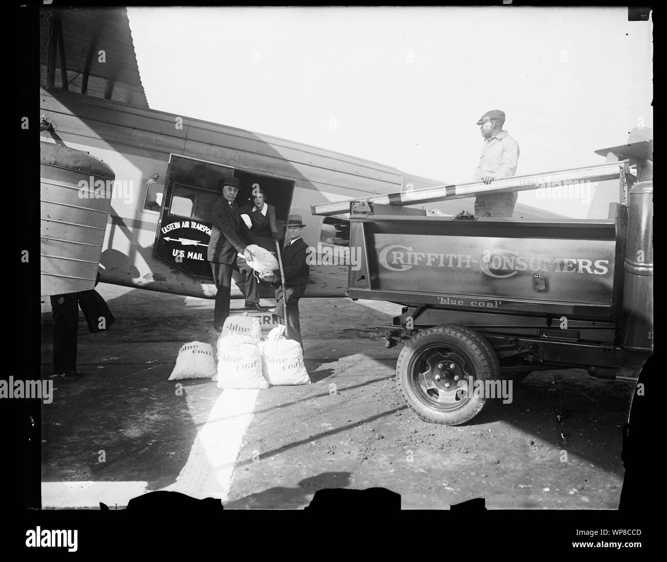 Sacs de charbon bleu de chargement à l'Est de l'air, l'avion postal des États-Unis Banque D'Images