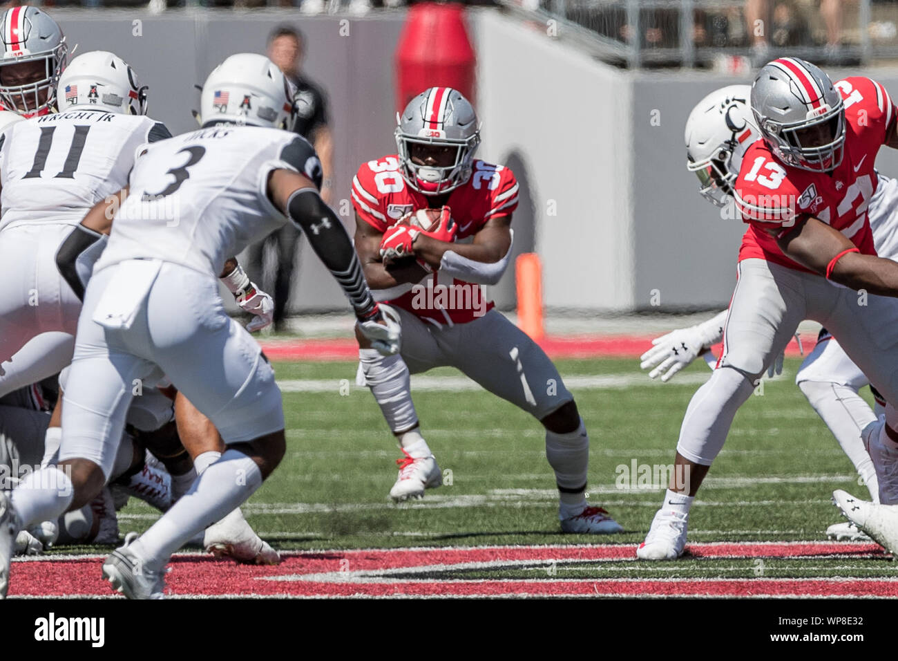 Columbus, Ohio, USA. Sep 7, 2019. Ohio State Buckeyes d'utiliser de nouveau Marchand McCall (30) porte le ballon dans la deuxième moitié du match entre les Bearcats de Cincinnati et de l'Ohio State Buckeyes à l'Ohio Stadium, Columbus, Ohio. Crédit : Scott Stuart/ZUMA/Alamy Fil Live News Banque D'Images