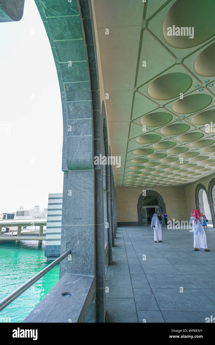 DOHA QATAR - le 11 juillet 2019 ; les hommes en arabe traditionnel white robesand les touristes à portique de musée d'art islamique et de l'architecture design d'intérieur. Banque D'Images