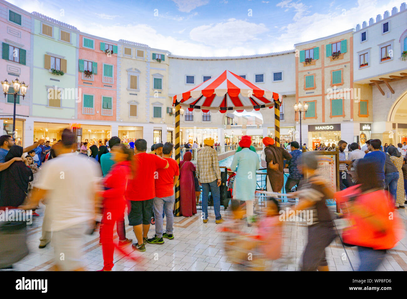 DOHA QATAR - le 12 juillet 2019, scène de nuit avec des gens, certains troubles tout en marchant à travers centre commercial avec boutiques, divertissements et artificiel Banque D'Images