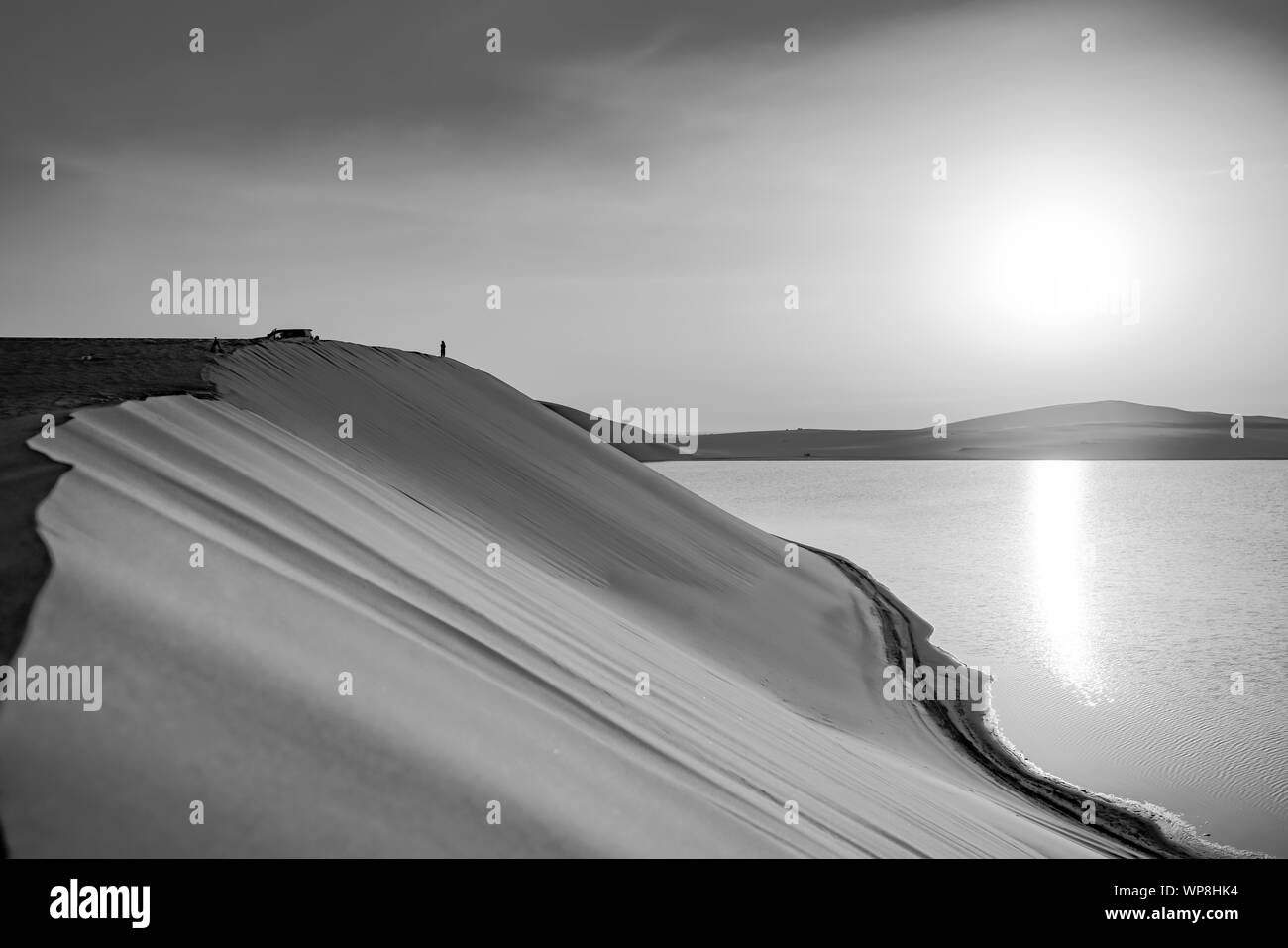 Au lever du soleil du désert, plus de matin d'dunes et mer intérieure du Sealine désert à la sortie de Doha, au Qatar. Banque D'Images