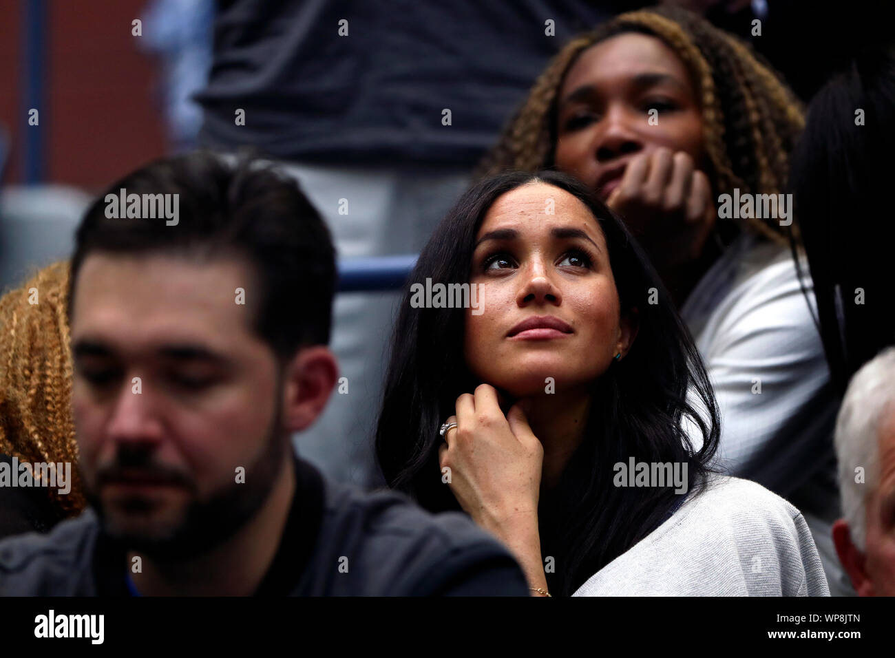 Flushing Meadows, New York, United States - 7 septembre 2019. Meghan Markle, la duchesse de Kent regarde le tableau de bord quelques instants après son amie Serena Williams a perdu dans le simple dames finale à l'US Open aujourd'hui à Canadian Bianca Andreescu. Banque D'Images