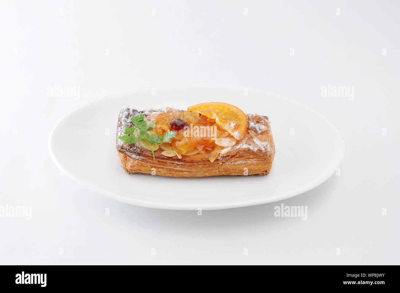 Marmelade d'orange tart tarte sur fond blanc Banque D'Images