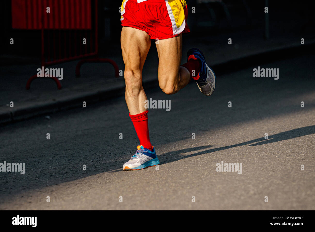 Athlète jambes runner fonctionnant en équipe nationale espagnole shorts Banque D'Images