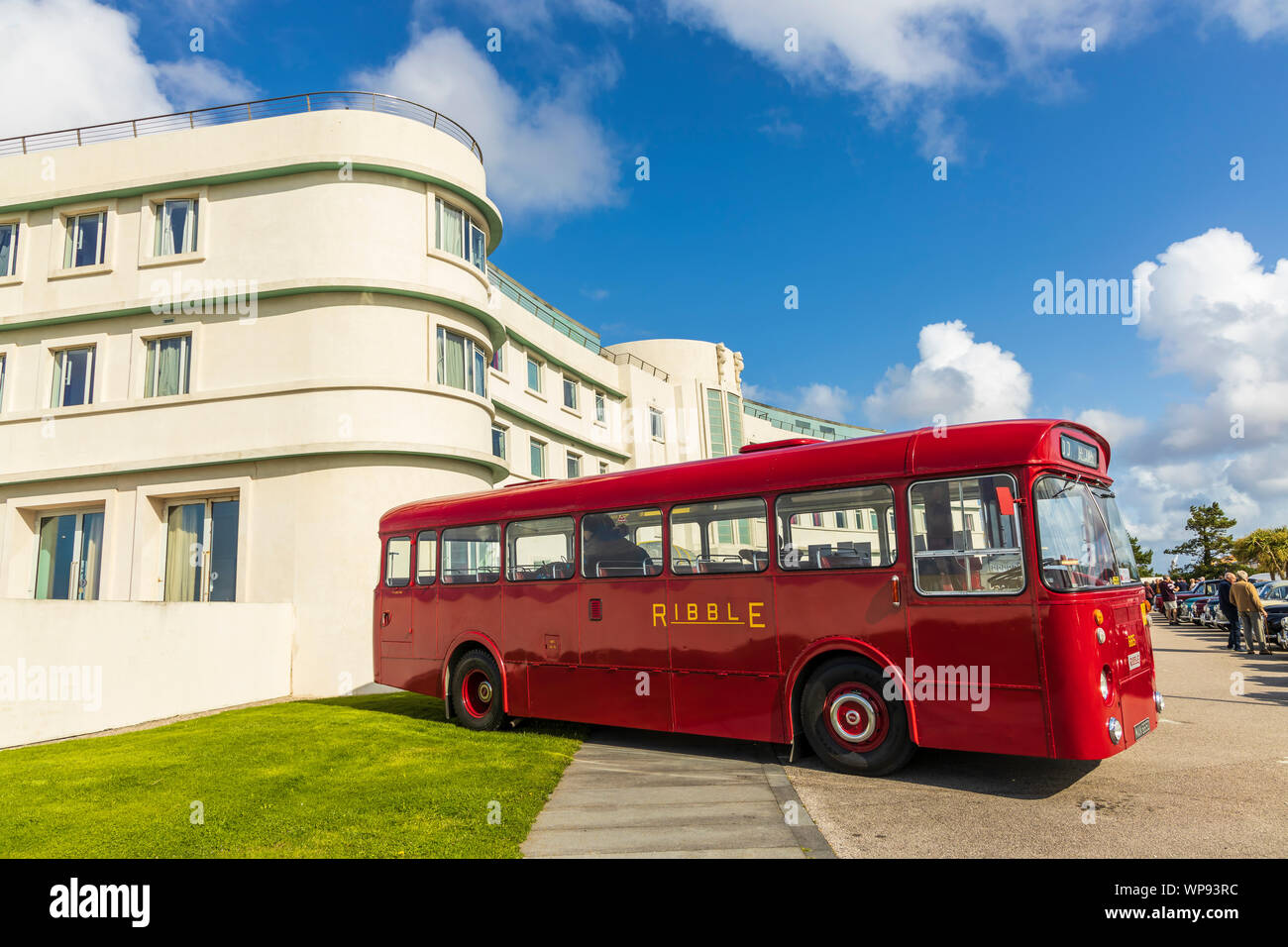 Bâtiment art déco historique de l'hôtel Midland à Morecambe, Angleterre avec retro red bus à la base au cours de la vendange par la fête de la mer. Banque D'Images