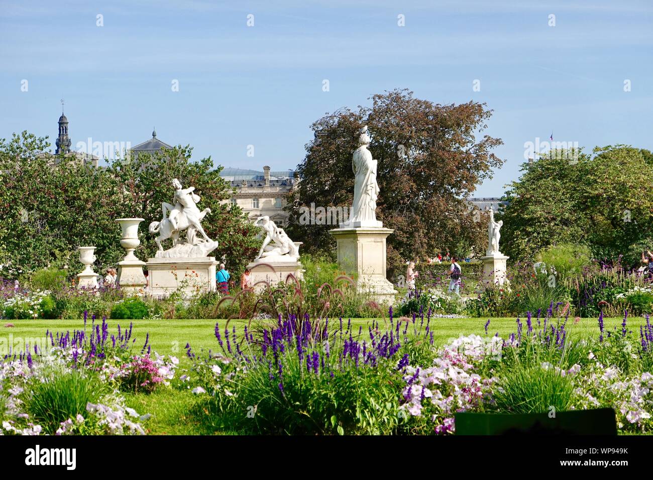 Parmi les personnes dans le quartier historique de la statuaire des Jardins des Tuileries, Paris, France. Banque D'Images