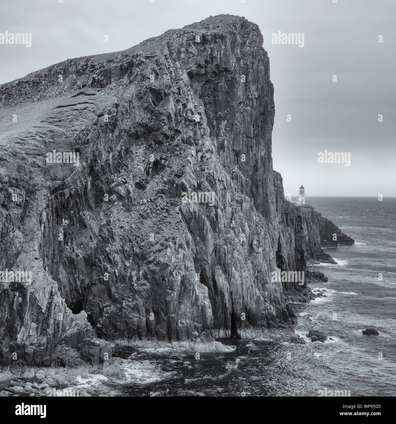 Neist point phare de l'île de Skye en noir et blanc. L'Écosse, Royaume-Uni Banque D'Images