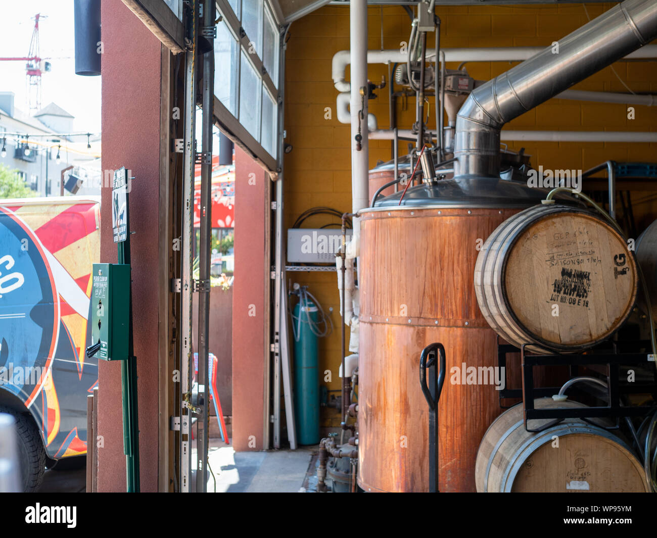 Différents Réservoirs, fûts, et équipement de fabrication de bière à Brewery Banque D'Images