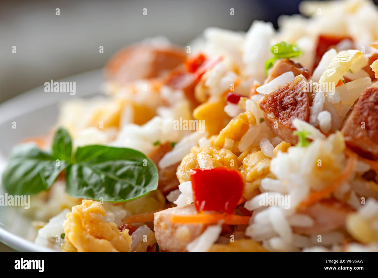 Salade faite à partir de riz, les oeufs, l'oignon et les herbes - vue rapprochée Banque D'Images