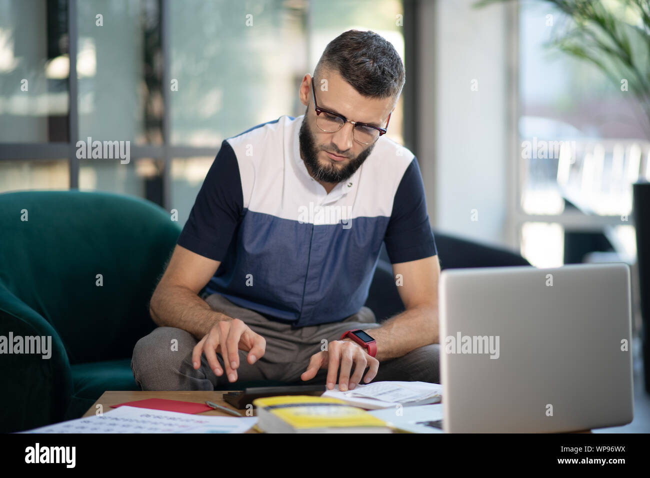 Homme barbu le calcul des frais de la société Banque D'Images