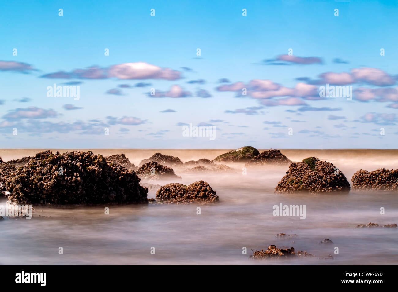 Mer du Nord avec ciel nuageux à Middelkerke Belgique - longue durée d'exposition Banque D'Images