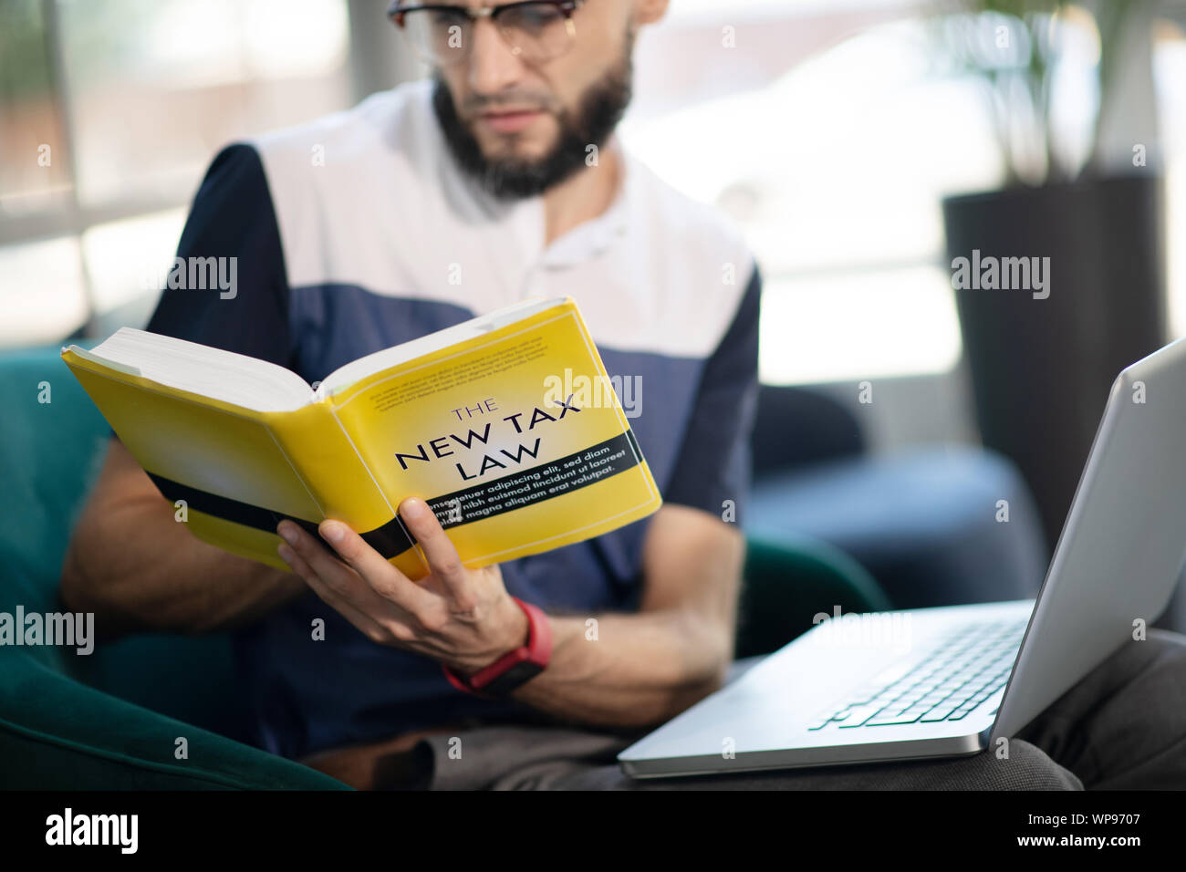 Businessman étudier le droit fiscal tout en ayant certaines difficultés Banque D'Images