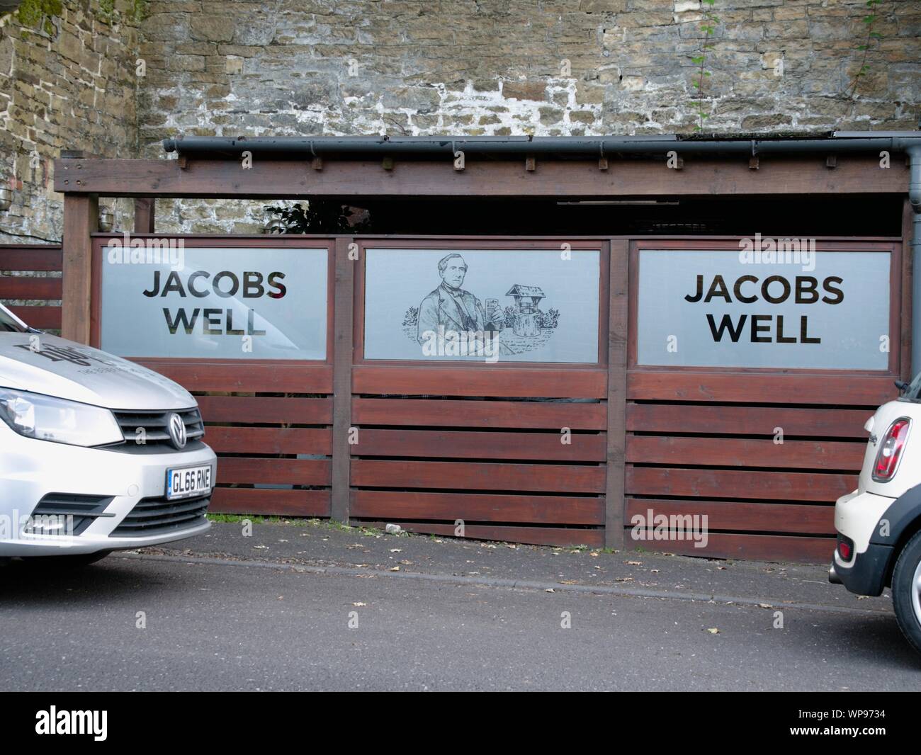 Trois fenêtres au milieu une pub bien Jacobs avec photo de Jacob et le bien et l'extérieur dire Jacobs bien Honley Yorkshire Huddersfield Banque D'Images