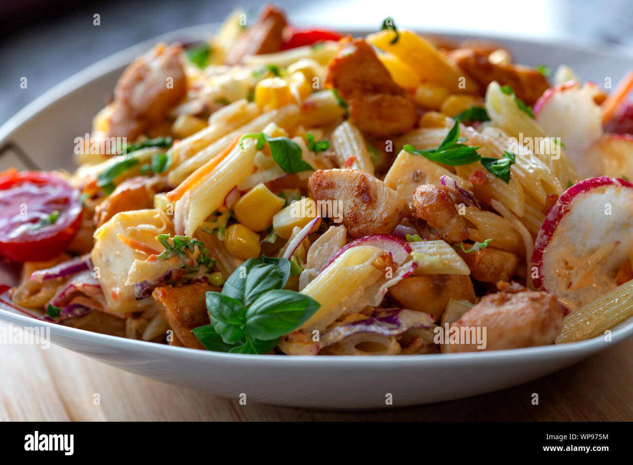 Salade fraîche de poulet grillé viande et pâtes - vue rapprochée Banque D'Images