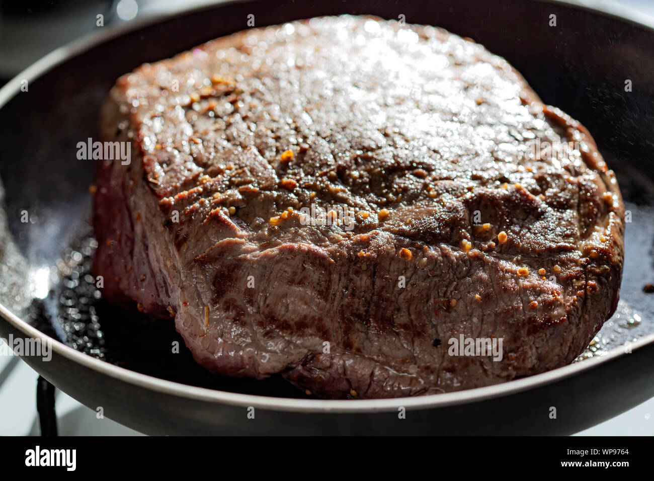 La friture une pice de la viande bovine dans la cuve d'huile - Vue rapprochée Banque D'Images